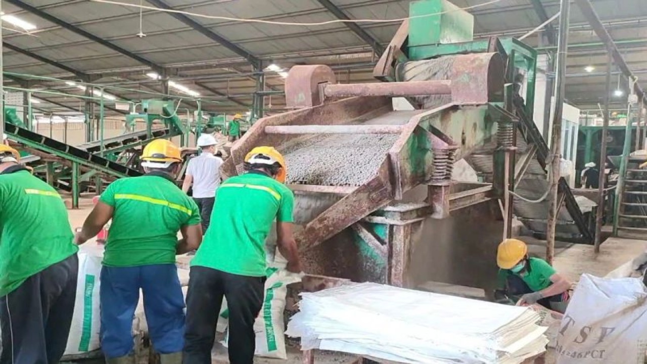 Sejumlah karyawan sedang bekerja di pabrik pupuk PT Saraswanti Anugerah Makmur Tbk (SMAF). ANTARA/HO-SMAF.
