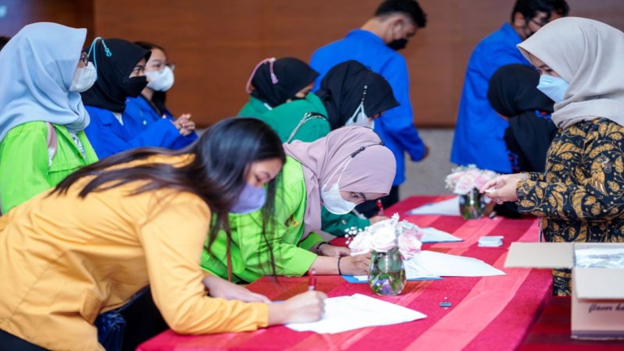 Sejumlah mahasiswa menandatangani dokumen penerimaan beasiswa di Bank Indonesia Kaltim, Jumat (12/5) (Antara/ Ho BI Kaltim)