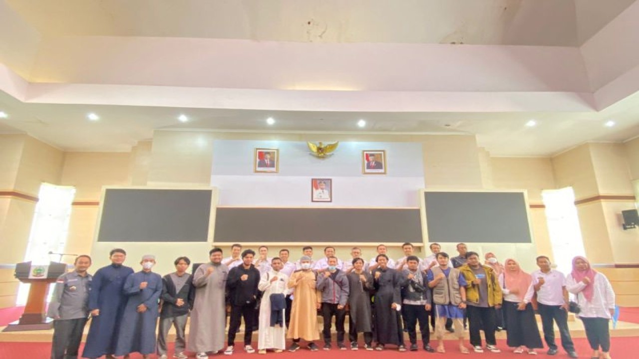 Belasan mahasiswa Sudan asal Sulsel yang telah diterima oleh Kesbangpol Sulsel di Kantor Gubernur Sulsel, Makassar, Rabu (3/05/2023). ANTARA/Nur Suhra Wardyah