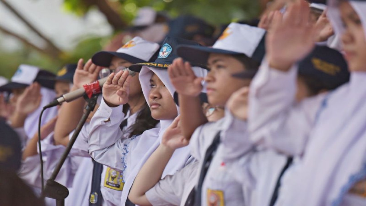 Sejumlah pelajar putri mengikuti peringatan Hardiknas 2023 di Balai Kota Surabaya, Selasa (2/5/2023). (ANTARA/HO-Diskominfo Surabaya)