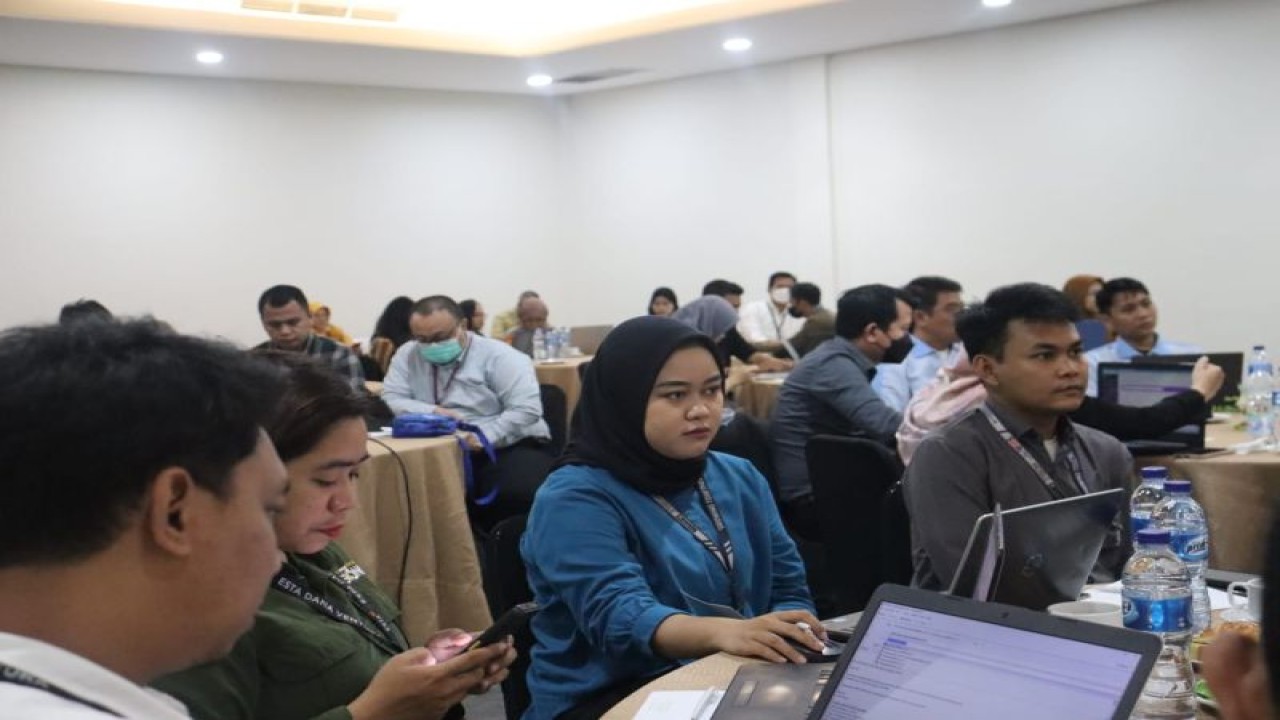 Sejumlah pencari kerja melakukan pendaftaran secara daring pada bursa kerja Disnaker Kabupaten Tangerang. (ANTARA/Azmi)