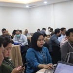 Sejumlah pencari kerja melakukan pendaftaran secara daring pada bursa kerja Disnaker Kabupaten Tangerang. (ANTARA/Azmi)-1684756588