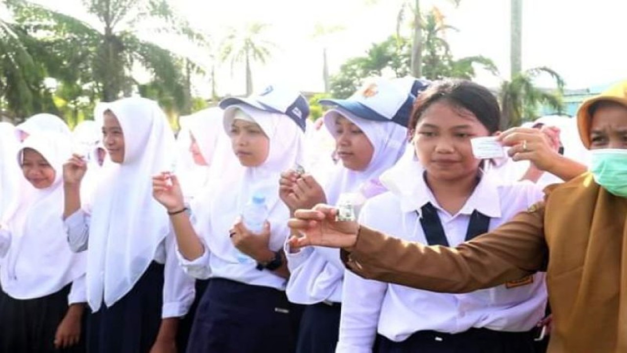 Sejumlah siswa SMP di Mamuju menunjukkan tablet tambah darah yang diminum, Senin (8/5/2023). ANTARA/M. Faisal Hanapi