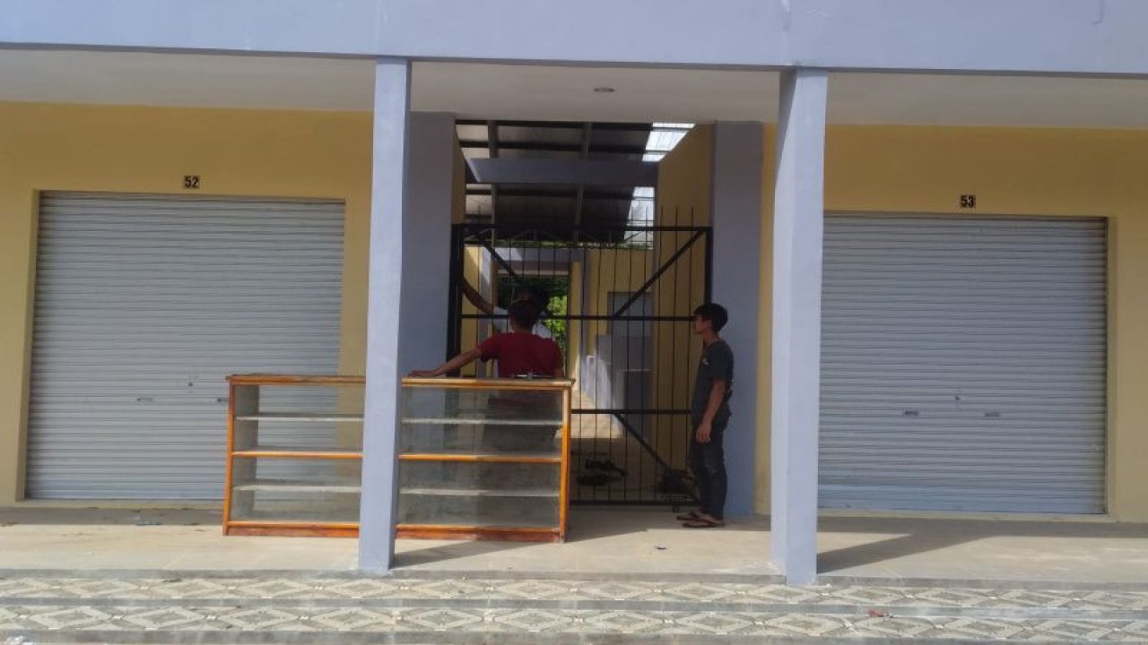 Sejumlah warga beraktivitas di Pasar Cisewu, Kabupaten Garut, Jawa Barat. (ANTARA/HO-Disperindag ESDM Garut)