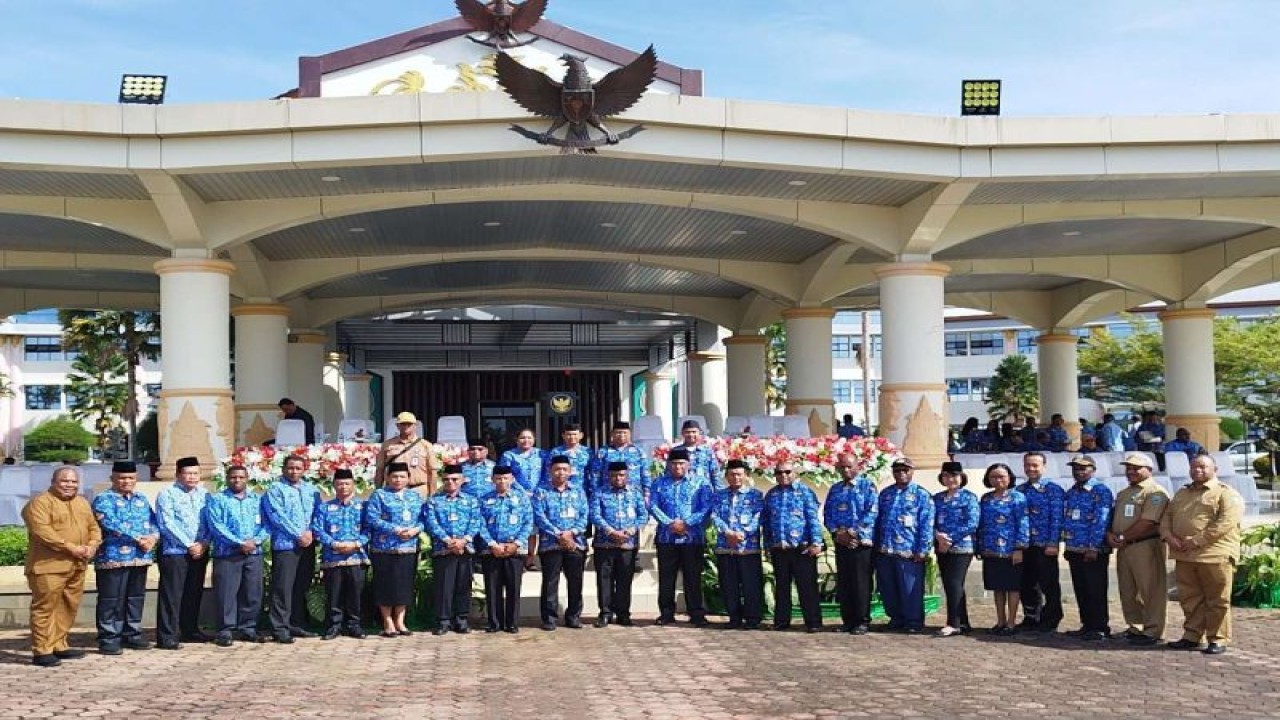 Sekda Papua Barat Dance Sangkek bersama seluruh peserta upacara Harkitnas ke-115 tahun 2023 (ANTARA/Tri Adi Santoso)