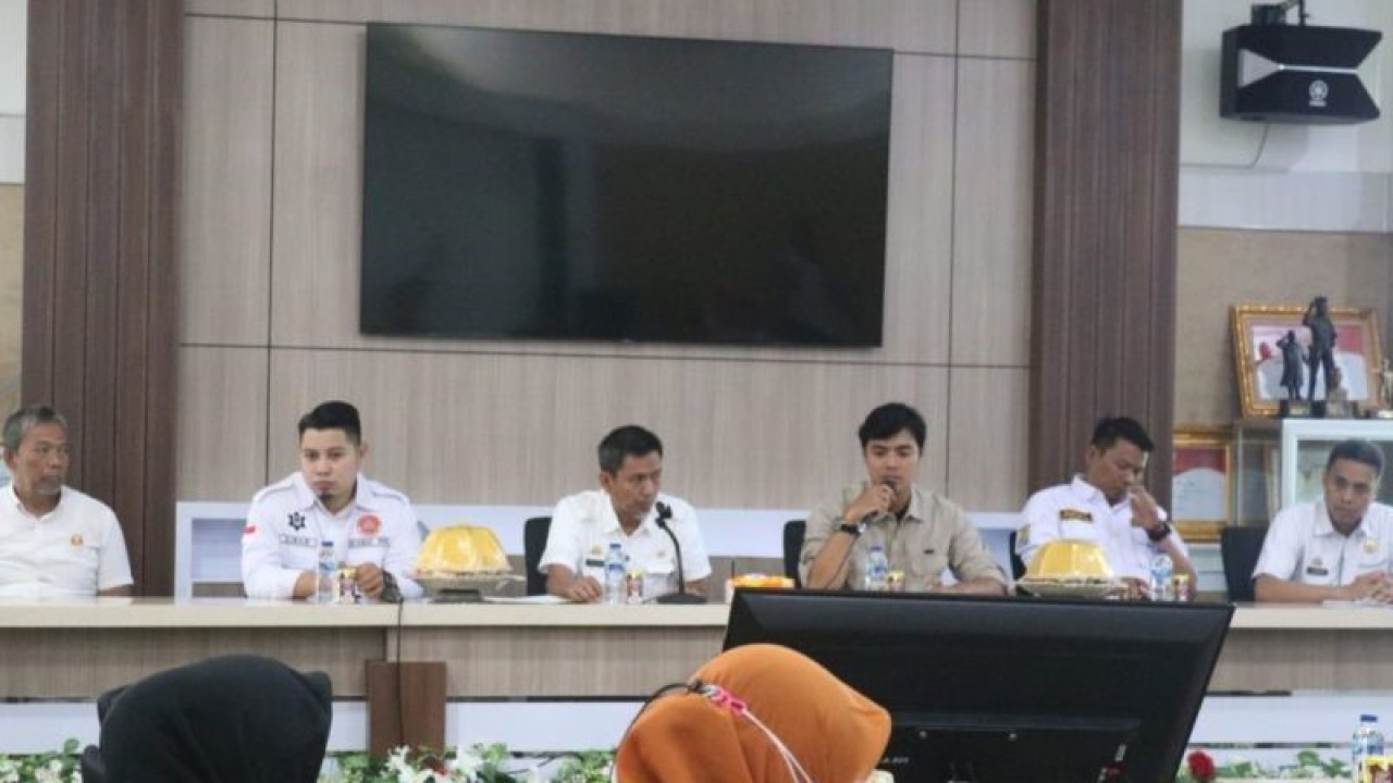 Sekda Pinrang, Sulsel, Budaya menyambut kedatangan Tim Analisis BNPB untuk melakukan verifikasi lapangan atas usulan bantuan bencana beberapa waktu lalu. ANTARA/HO/Pemkab Pinrang