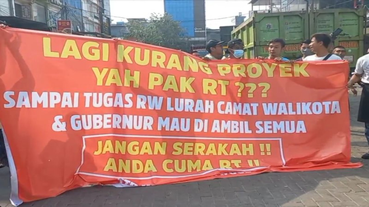 Sekelompok orang di Pluit Karang Niaga RT011/RW03 membentangkan spanduk merah menyuarakan aspirasi mereka terhadap Ketua RT setempat Riang Prasetya karena aduannya membuat bangunan ruko mereka dibongkar petugas terpadu di Jakarta Utara, Rabu (24/5/2023). ANTARA/HO-Jurnalis Jakarta Utara
