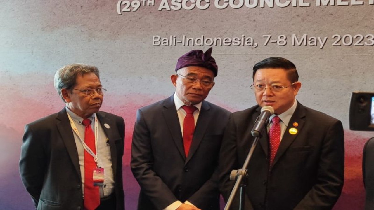 Sekjen ASEAN Kao Kim Hourn (kanan) bersama Menko PMK Muhadjir Effendy (tengah), dan Staf Khusus Menko PMK Bidang Kerja Sama Internasional, Joko Kusnanto Anggoro dalam konferensi pers Dewan Menteri Pilar Sosial Budaya ASEAN (ASCC) di Nusa Dua, Provinsi Bali, Senin (8/5/2023). (ANTARA/ Zubi Mahrofi)