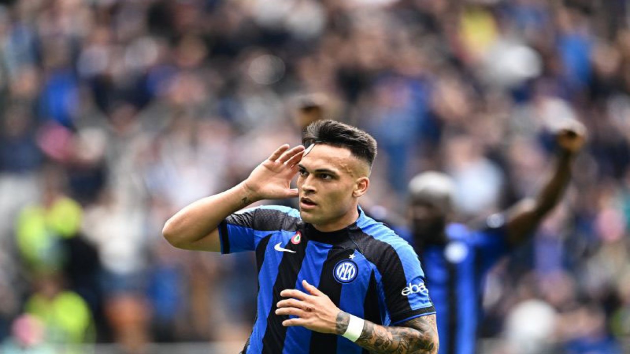 Selebrasi Lautaro Martinez setelah mencetak gol ketiga untuk Inter Milan dalam pertandingan Liga Italia melawan Lazio di Giuseppe Meazza pada 30 April 2023. ANTARA/AFP/GABRIEL BOUYS