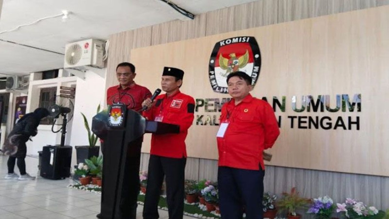 Ketua PDI Perjuangan Kalteng Arthon S Dohong didampingi Sekretaris Sigit K Yunianto dan Bendahara Wiyatno saat memberikan keterangan di KPU Kalteng, Kamis (11/5/2023). ANTARA/HO.