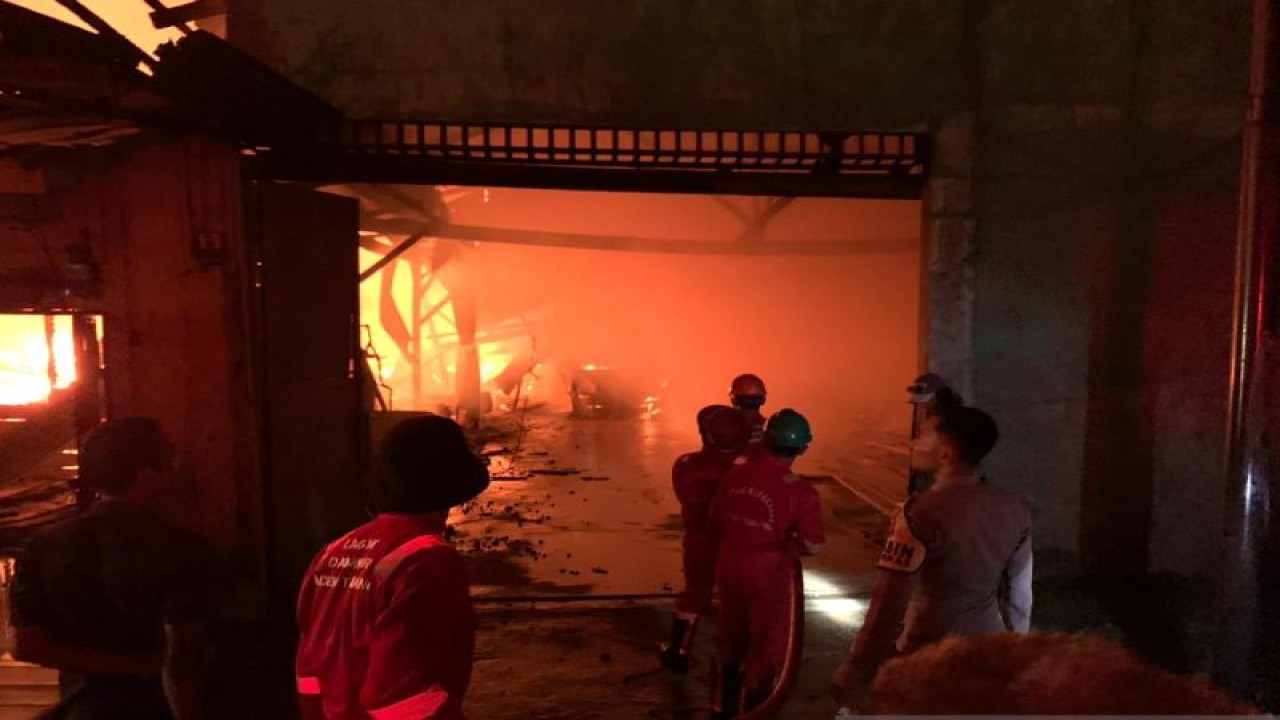 Petugas Damkar Aceh Tamiang berupaya memadamkan api di Kuala Simpang, Aceh Tamiang, Senin (22/5/2023). (ANTARA/HO-BPBD Aceh Tamiang)