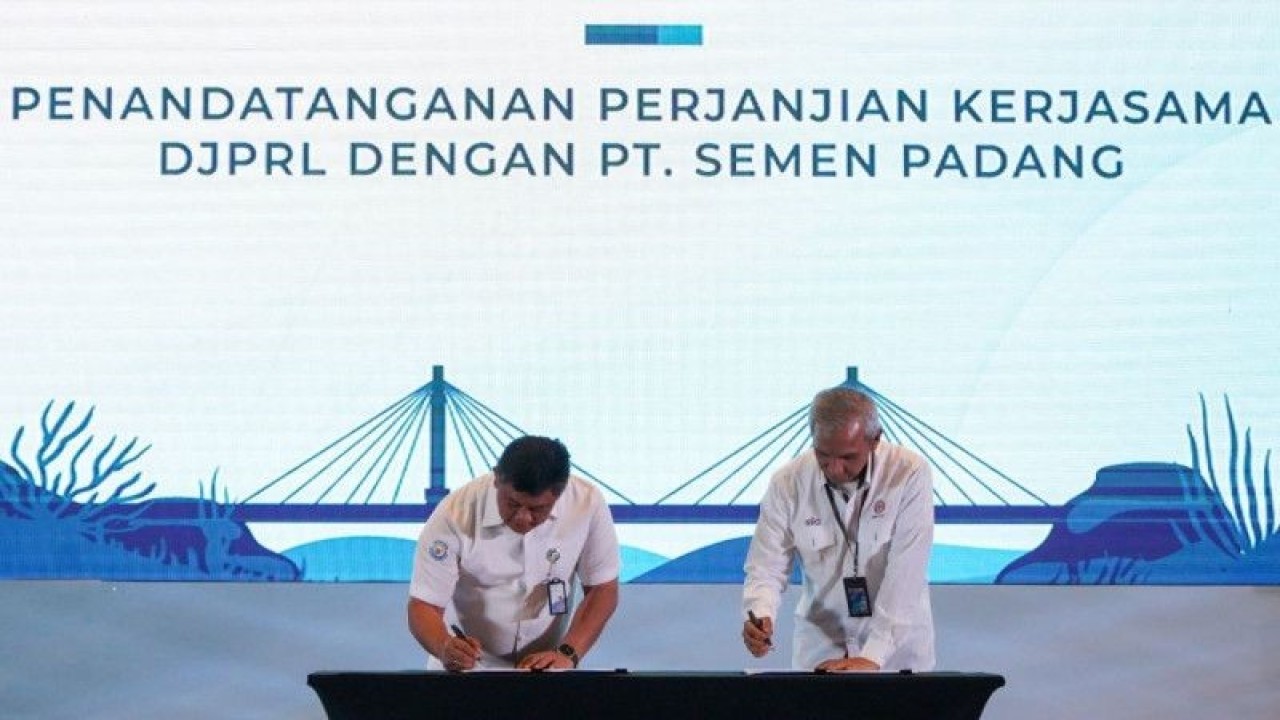 Direktur Utama PT Semen Padang Asri Mukhtar (kanan) dan Direktur Jenderal Pengelolaan Ruang Laut Kementerian Kelautan dan Perikanan Victor Gustaaf Manoppo (kiri) menandatangani Perjanjian Kerja Sama tentang Program Pengelolaan Sampah di Wilayah Laut dan Pesisir Kota Padang Melalui Aplikasi Nabuang Sarok di Kota Batam, Kepulauan Riau. Rabu (10/5/2023). ANTARA/HO-PT Semen Padang