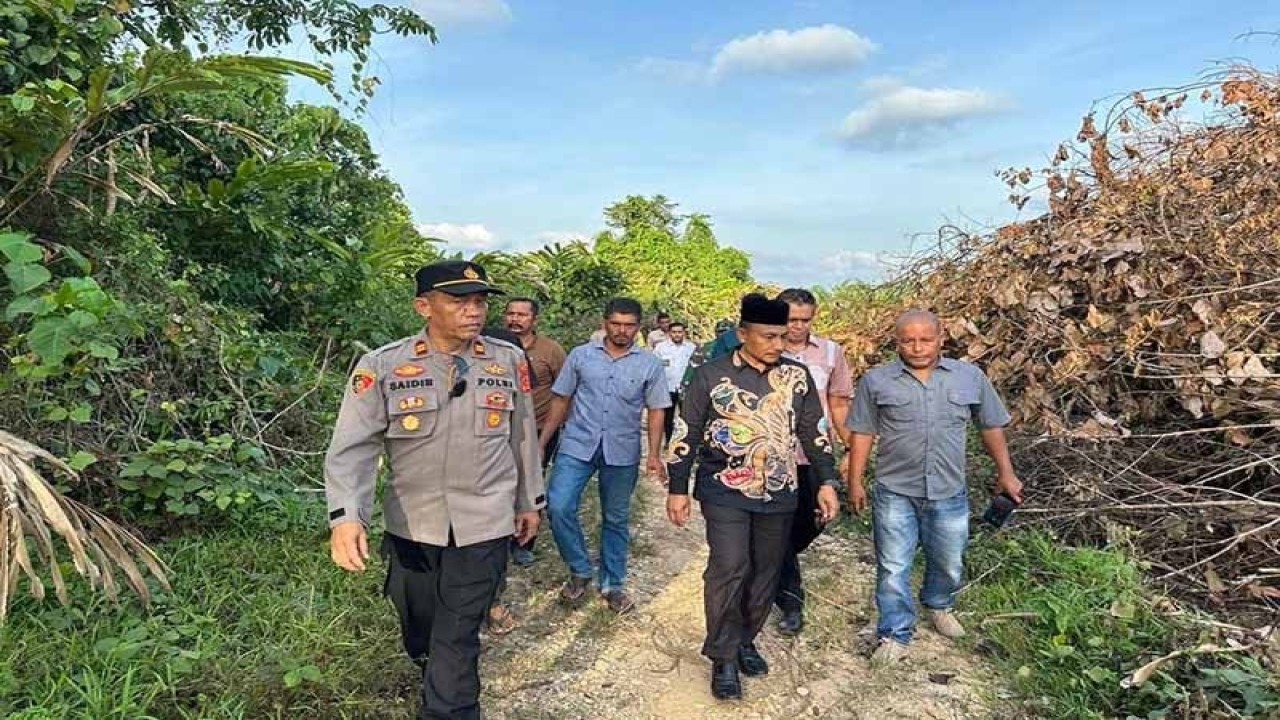 Anggota DPD RI Sudirman (tengah) bersama masyarakat menelusuri jejak harimau di Desa Panton Rayeuk T, Kecamatan Banda Alam, Kabupaten Aceh Timur. ANTARA/HO