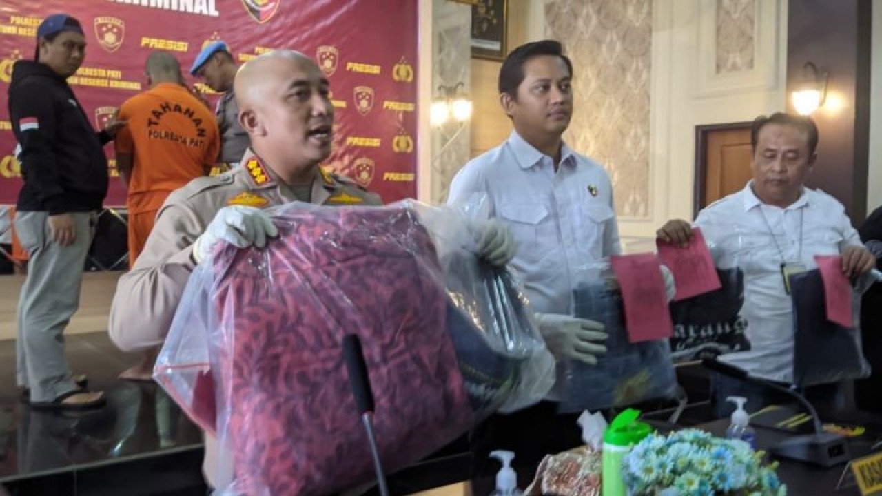 Kapolresta Pati Kombes Pol Andhika Bayu Adhittama didampingi Kasat Reskrim Kompol Onkoseno Grandiarso menunjukkan barang bukti bantal yang dipakai membekap saat konferensi pers di Mapolresta Pati, Rabu (3/5/2023). (ANTARA/Akhmad Nazaruddin Lathif)