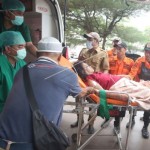 Seorang korban kecelakaan bus tiba di RSUD Tangerang Selatan. ANTARA/Muhammad Iqbal-1683614426