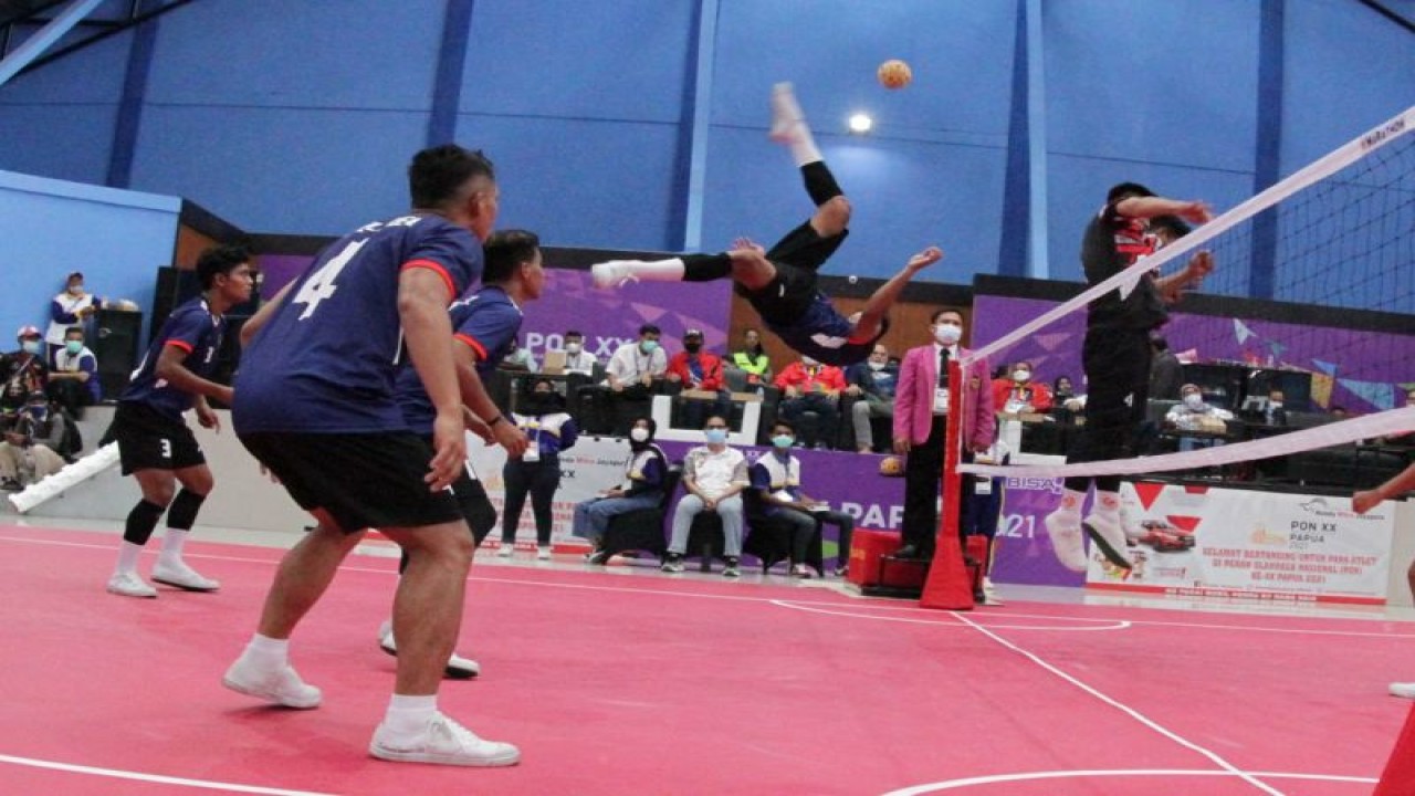 Atlet Sulsel lakukan smash saat berlaga di partai final PON XX 2020 Papua.ANTARA/HO-