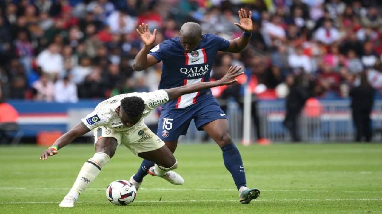 Gelandang PSG Danilo Pereira (kiri) bertarung memperebutkan bola dengan penyerang Lorient Bamba Dieng pada pertandingan pekan ke-33 Liga Prancis di Stadion Parc des Princes, Paris, Minggu (30/4/2023). Pada pertandingan ini PSG takluk 1-3 dari Lorient. (ANTARA/AFP/FRANCK FIFE)