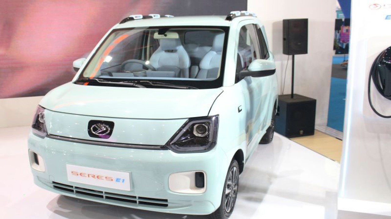 PT Sokonindo Automobile memperkenalkan jenama SERES E1 dalam ajang Periklindo Electric Vehicle Show (PEVS) 2023 di JIExpo Kemayoran Jakarta, Rabu (17/5). (ANTARA/Ahmad Faishal)