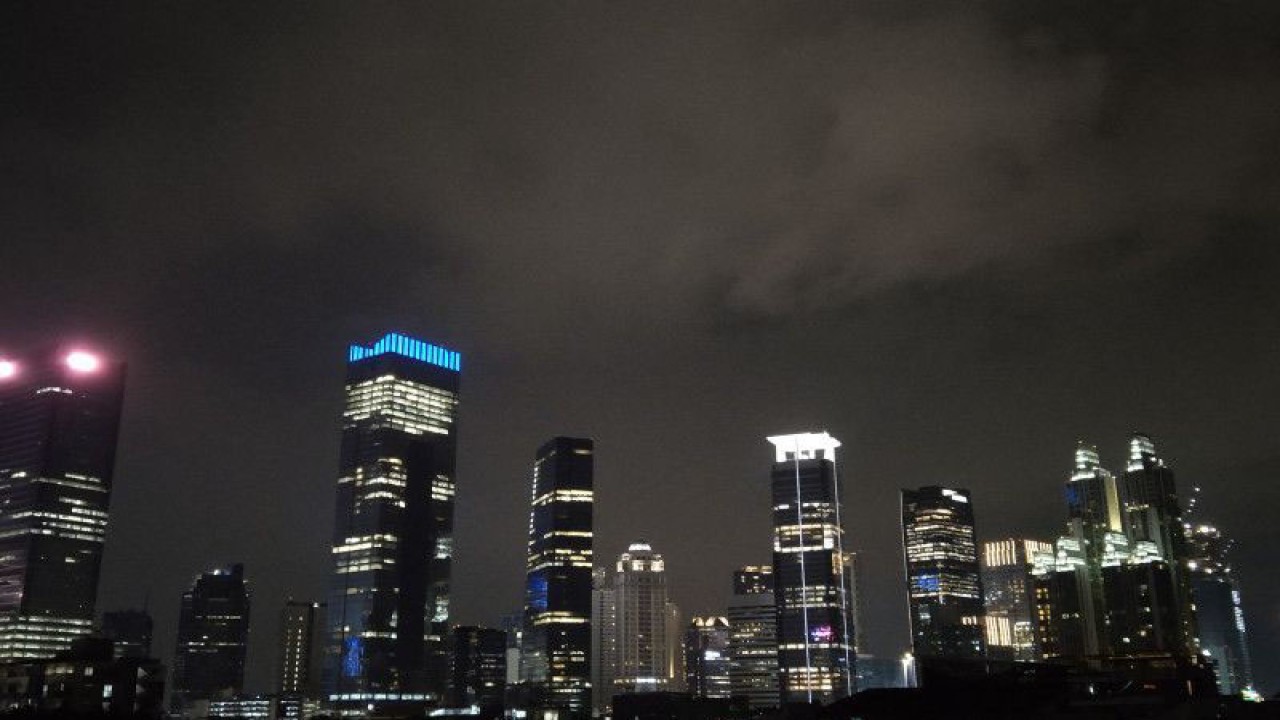Cahaya lampu dari sejumlah gedung pencakar langit di kawasan bisnis diamati dari Setiabudi, Jakarta Selatan, Selasa (21/2/2023). ANTARA/Dewa Ketut Sudiarta Wiguna
