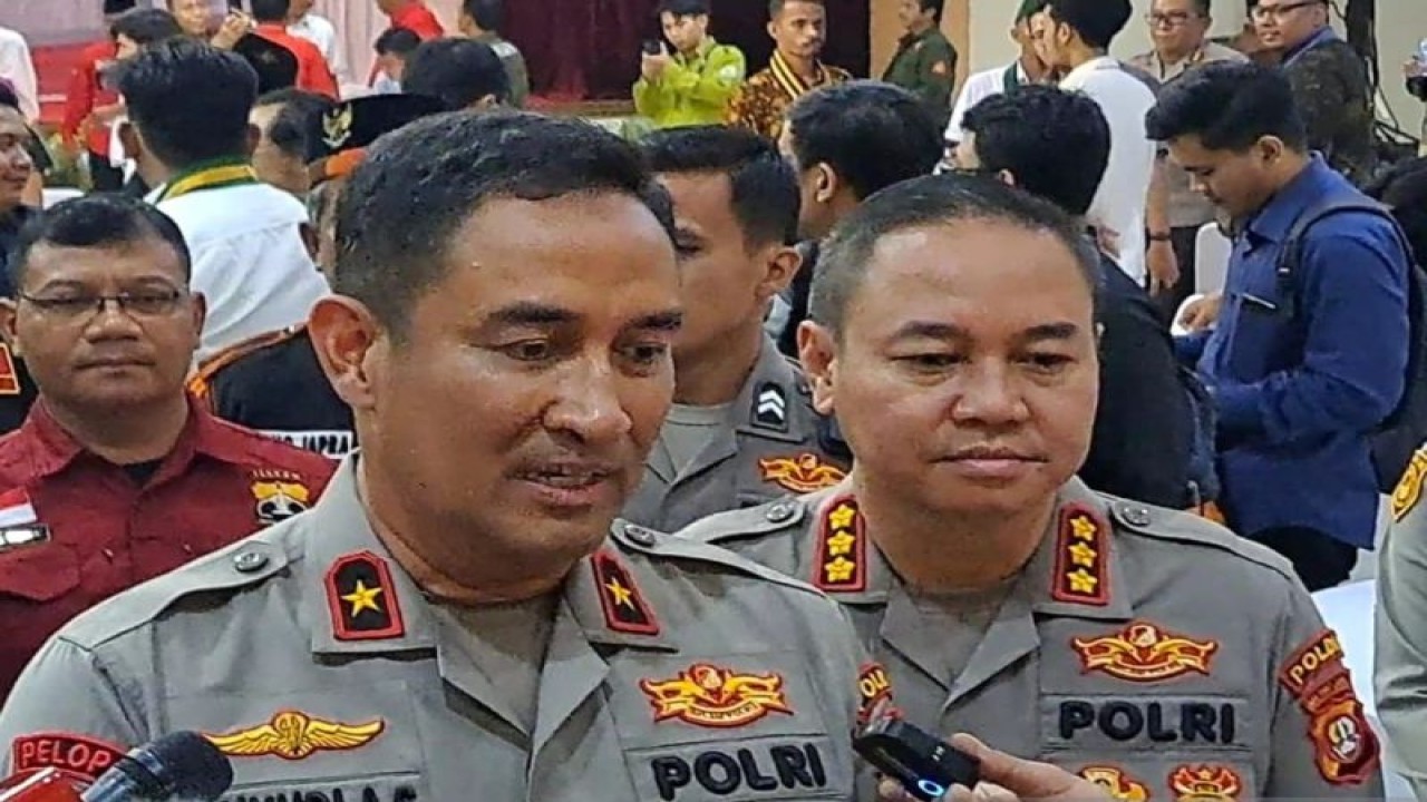 Wakapolda Metro Jaya Brigjen Pol Suyudi Ari Seto (kiri) didampingi Kabid Humas Polda Metro Jaya Kombes Pol Trunoyudo Wisnu Andiko saat diwawancarai di Balai Polda Metro Jaya, Jakarta, Rabu (3/5/2023). ANTARA/Ilham Kausar