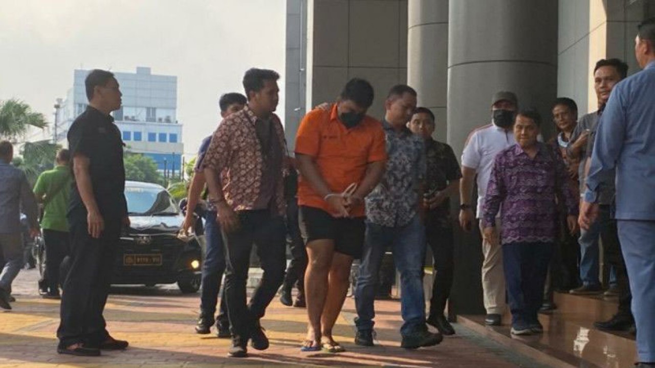 Tersangka kasus penganiayaan David Ozora, Shane Lukas memasuki gedung Kejari Jakarta Selatan, Jakarta, Jumat (26/5/2023). ANTARA/Luthfia