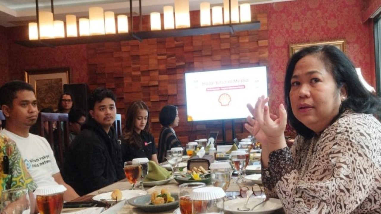 Head of Dealer Owned Network PT Shell Indonesia Agung Saputra (kiri/batik) dan Deputy Country Chair Shell Indonesia Susi Hutapea (kanan) saat Halal Bihahal Shell Indonesia 2023 di Jakarta, Selasa (16/5/2023). ANTARA/Benardy Ferdiansyah