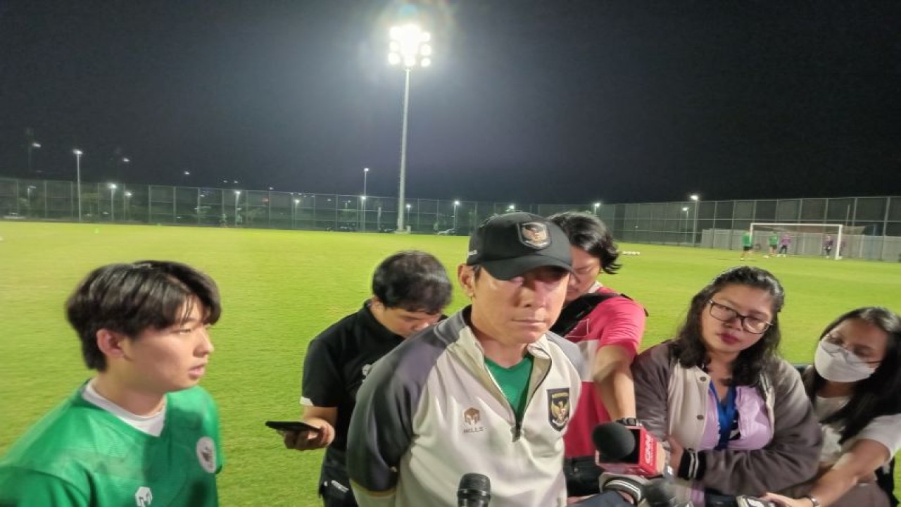 Pelarih timnas Indonesia Shin Tae Yong menjawab pertanyaan para pewarta sebelum memimpin latihan yang berlangsung di lapangan latihan Jakarta International Stadium, Jakarta, Senin (27/3/2023). (ANTARA/RAUF ADIPATI)