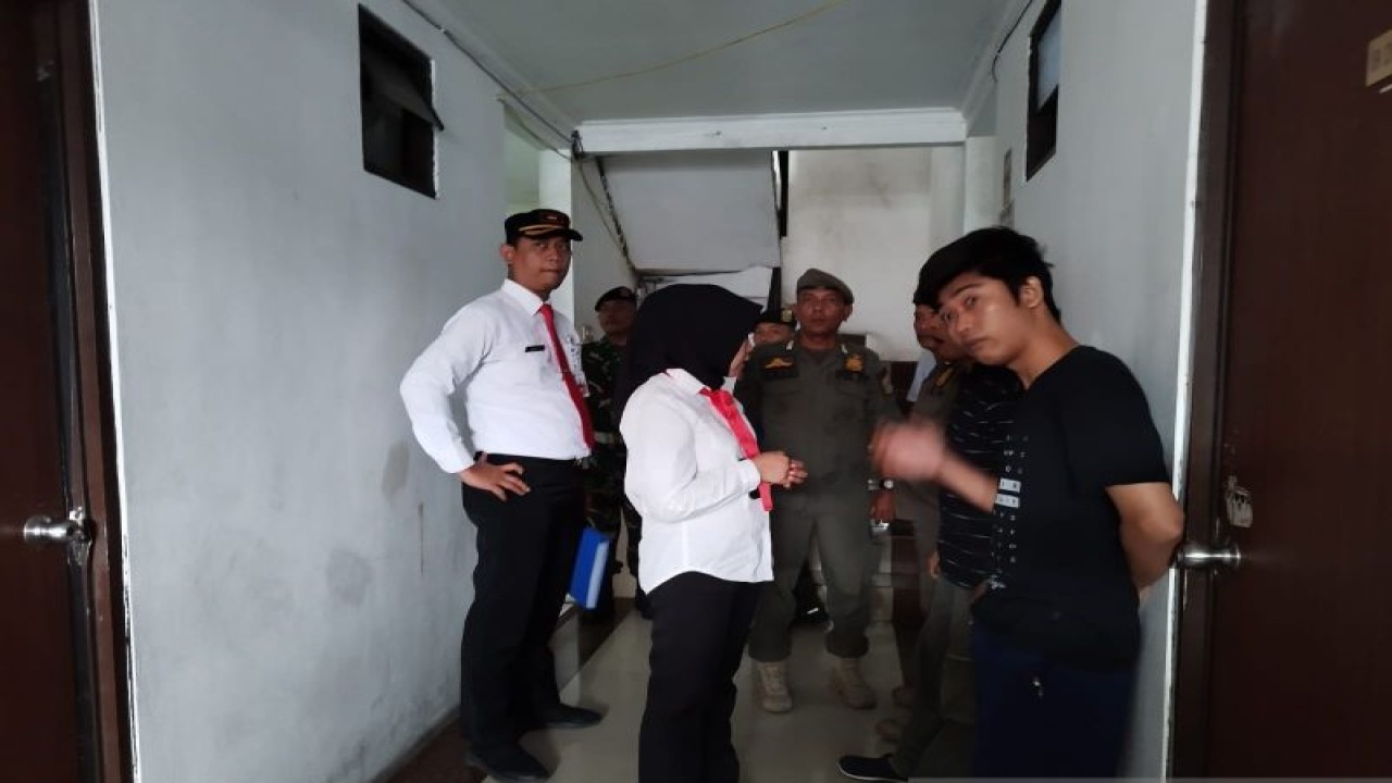Ratusan personel gabungan dari tiga pilar, yakni Satpol PP, TNI dan Polri melakukan inspeksi mendadak indekos dI Kecamatan Johar Baru, Jakarta Pusat, Kamis (25/5/2023). ANTARA/Mentari Dwi Gayati