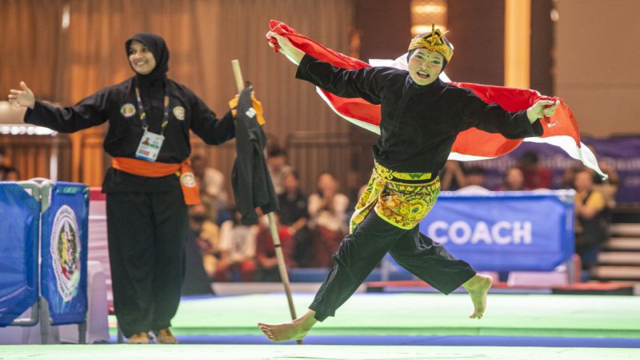 Ilustrasi - Pesilat putri Indonesia Puspa Arum Sari mengibarkan bendera Merah Putih seusai final nomor seni tunggal putri saat SEA Games 2023 di Chroy Changvar International Convention & Exhibition Center, Phnom Penh, Kamboja, Minggu (7/5/2023). . ANTARA FOTO/M Agung Rajasa/YU