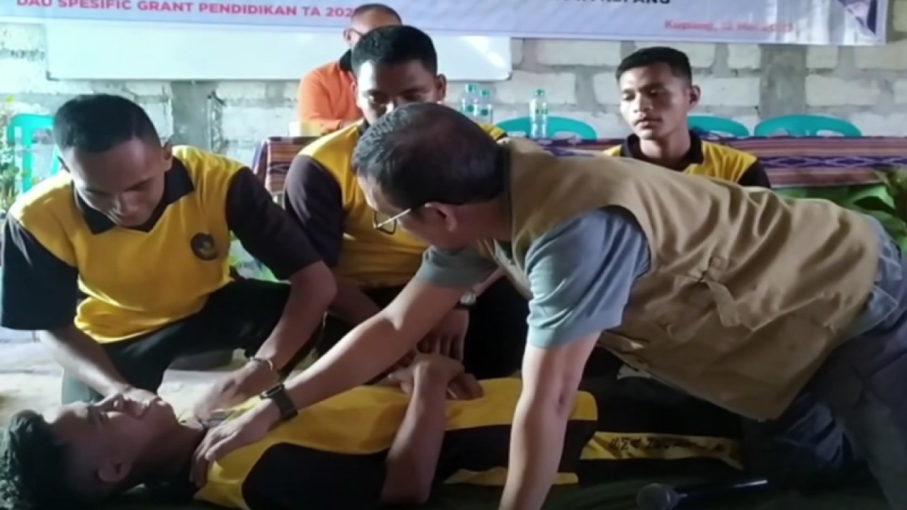 Pelaksanaan kegiatan simulasi tanggap bencana gempa bumi oleh Badan Penanggulangan Bencana Daerah (BPBD) Provinsi NTT pada salah satu sekolah di Kota Kupang. (ANTARA/HO-BPBD Provinsi NTT)