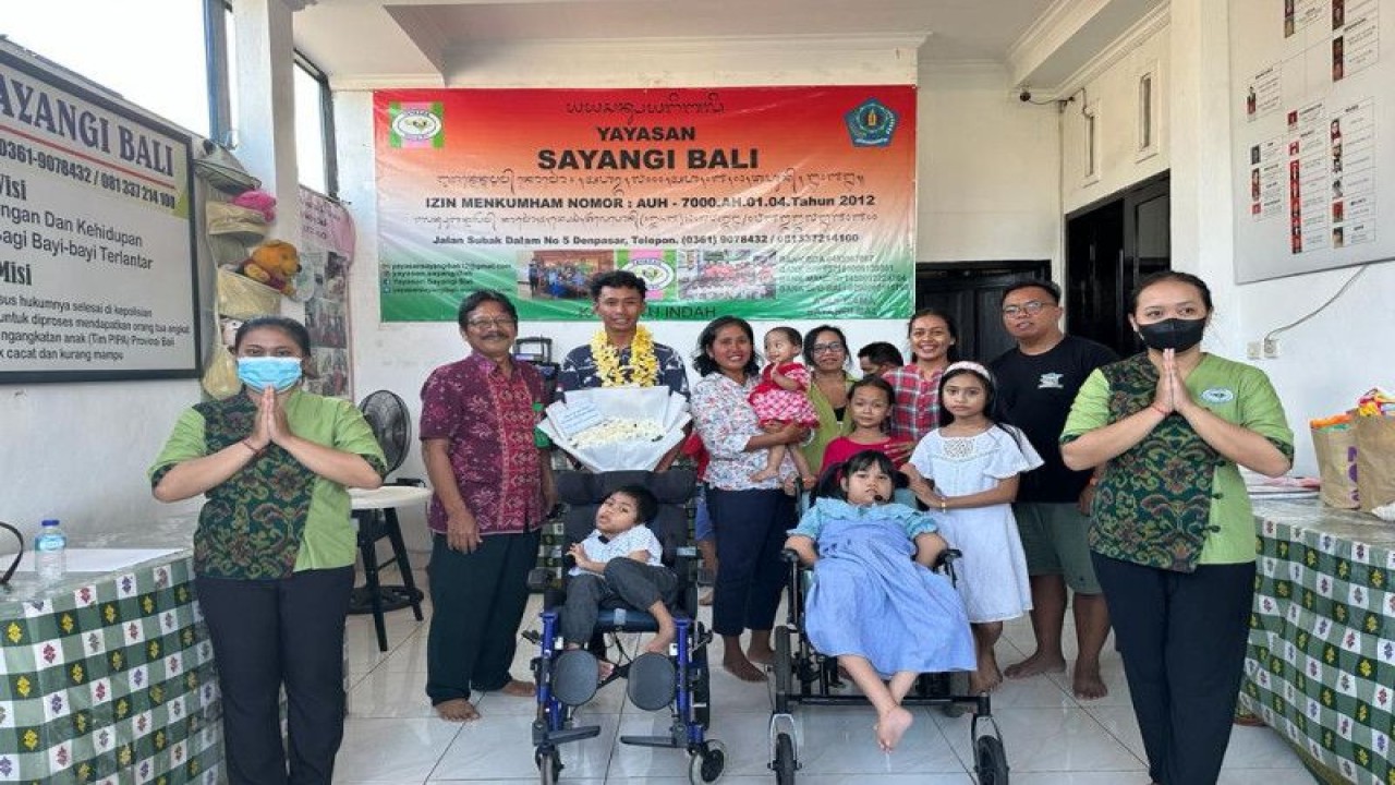 Seorang siswa dari SMA Green School Bali bernama I Gusti Agung Danendra Hazel Devananda Kusumantara (17) melakukan aksi gowes atau bersepeda keliling Pulau Dewata sejauh 393 kilometer dalam rangkaian donasi yang ia lakukan untuk Yayasan Sayangi Bali. (ANTARA/HO)