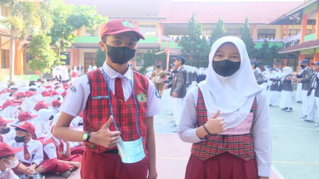 Siswa menjalani masa orientasi di salah satu SMP di Kota Bandung. (ANTARA/Istimewa)