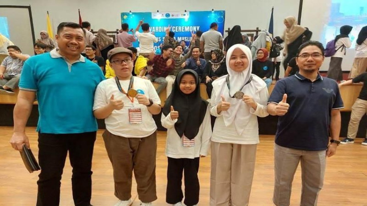 Siswa MTsN 1 Pekanbaru yakni Abiyyu Hadziq Al Hafizh meraih medali emas pada ajang Kompetisi Sains Siswa Muslim Indonesia (KOSSMI) Tingkat Nasional Tahun 2023 dan Tanaya Endah Laksmiwati meraih medali perak. Antara/HO-Humas Kemenag Riau.