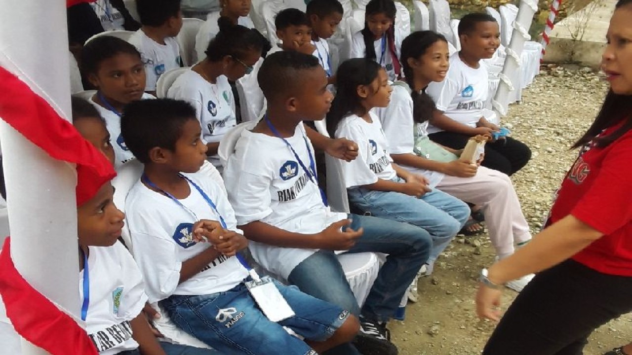 Siswa siswi SD belajar berhitung cepat dengan metode Gasing.ANTARA/Muhsidin