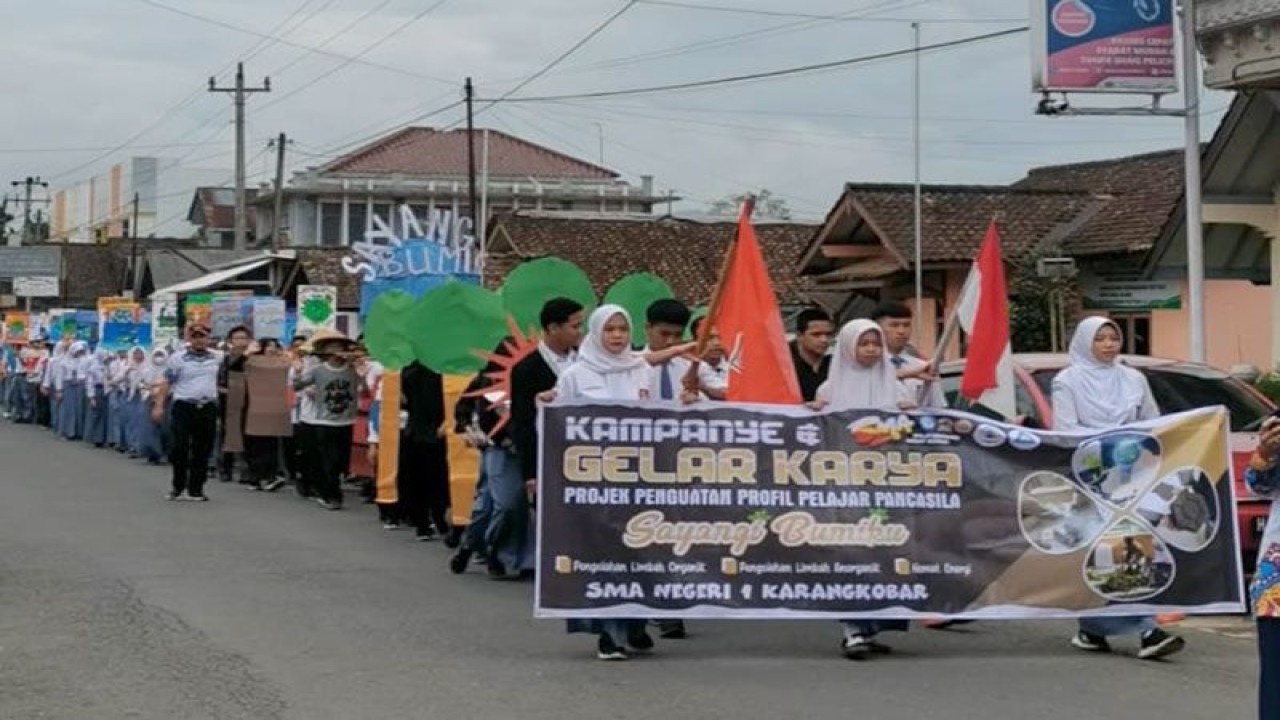 Kampanye Proyek Penguatan Profil Pelajar Pancasila (P5) tema "Gaya Hidup Berkelanjutan" dengan topik "Sayangi Bumiku" yang digelar siswa Kelas X dan XI SMAN 1 Karangkobar, Kabupaten Banjarnegara, Kamis (11/5/2023). ANTARA/HO-SMAN 1 Karangkobar