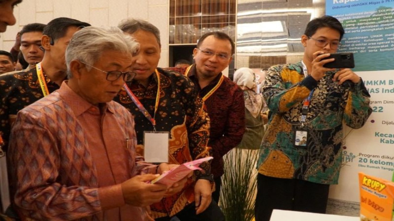 Kepala SKK Migas Dwi Soetjipto sedang mengunjungi booth pameran Forum Kapasitas Nasional III 2023 wilayah Jabanusa di Surabaya Senin, (22/5/2023). (ANTARA/HO-SKK Migas)