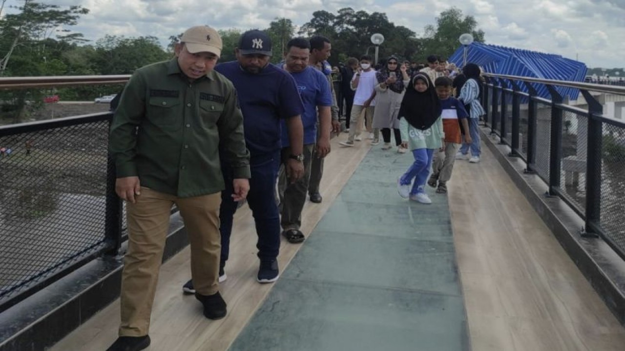 Jembatan Kaca di Skywalk Tengku Buwang Asmara di Kecamatan Mempura, Kabupaten Siak yang ramai dikunjungi wisatawan pada libur lebaran lalu. (ANTARA/HO-Pemkab Siak)