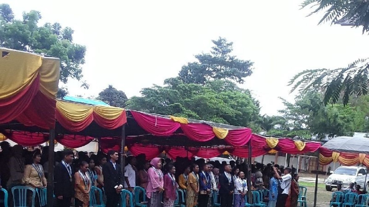 Sebanyak 521 siswa SMA Negeri I Biak perpisahan untuk dikembalikan kepada orang tua setelah menyelesaikan studi di sekolah bersangkutan pada 2023. ANTARA/Muhsidin
