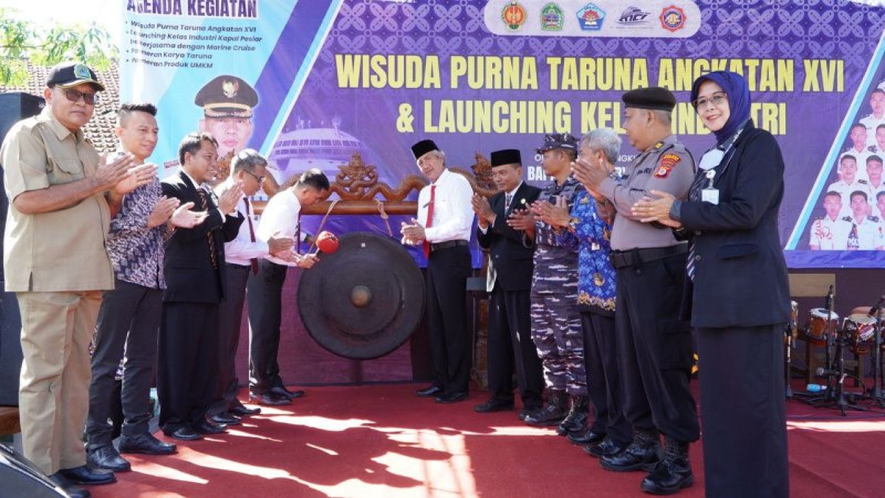 Bupati Gunungkidul Sunaryanta menandatangani kerja sama pembukaan kelas industrial di SMK Negeri I Tanjungsari. ANTARA/HO-Humas Pemkab Gunungkidul