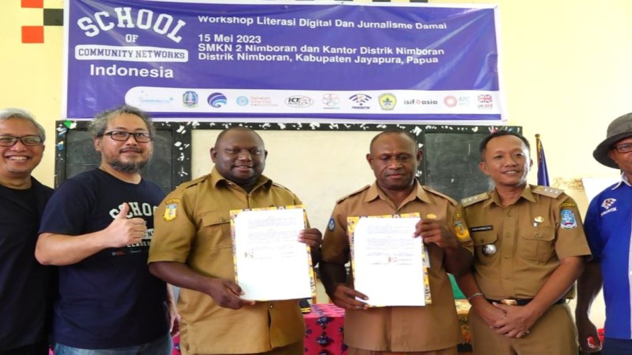 Kepala SMKN 2 Nomboran bersama Kepala Dinas Komunikasi dan Informatika Kabupaten Jayapura dan jajaran usai MoU terkait praktik kerja siswa (Antara/HO-Dinas Komunikasi dan Informatika Kabupaten Jayapura)