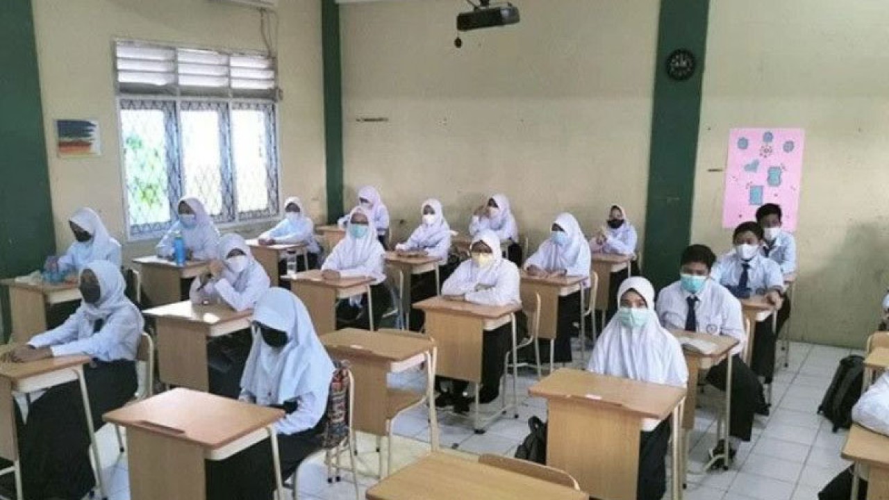 Kegiatan Belajar Mengajar di SMP Bina Insan Mandiri, Kembangan, Jakarta Barat, Senin (3/1/2023). ANTARA/Walda