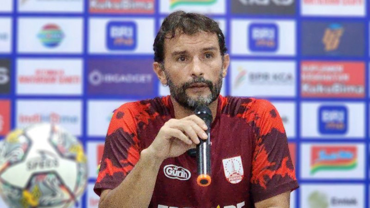 Pelatih Persis Solo Leonardo Medina (ANTARA/ I.C.Senjaya)