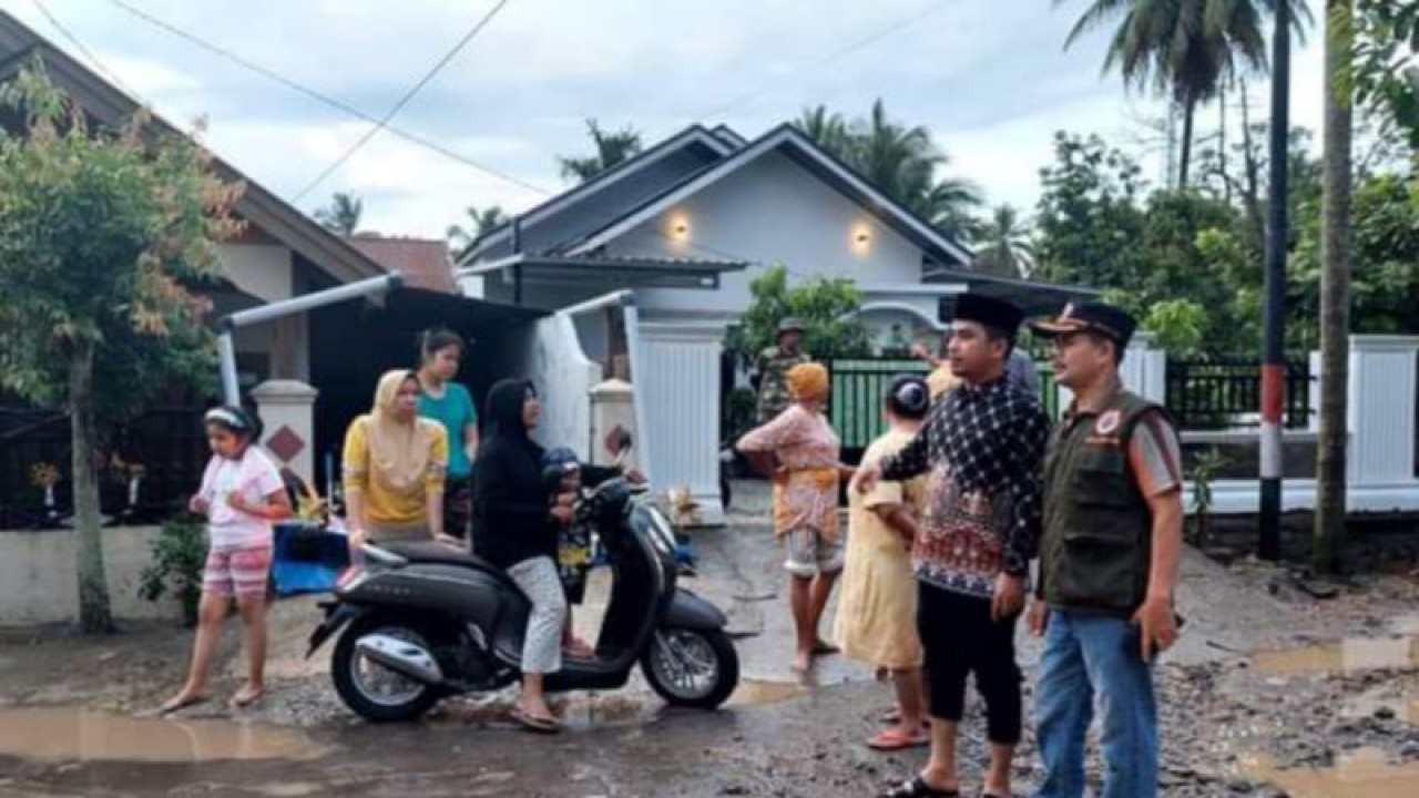 Wawako Solok Ramadhani Kirana Putra meninjau lokasi banjir di Tanah Garam, Kecamatan Lubuk Sikarah, Kota Solok, Sumatera Barat. (ANTARA/Laila Syafarud)