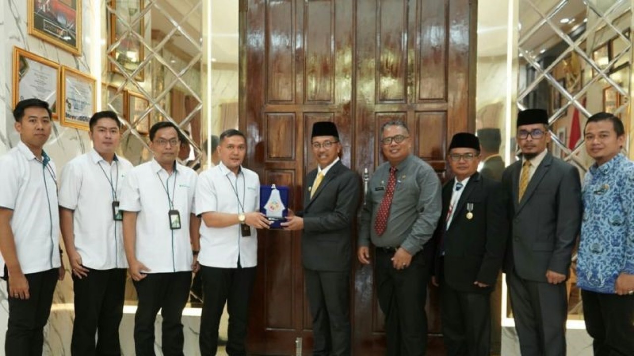 Bupati Solok Selatan Khairunas didampingi Sekretaris Daerah Syamsurizaldi, Kepala Dinas Tenaga Kerja dan Transmigrasi, Kepala BPKD Murfiandika Arif dan Kabag Hukum menerima cinderamata dari Kepala BPJamsostek Cabang Solok Maulana Anshari Siregar usai melakukan audinesi (ANTARA/Erik)