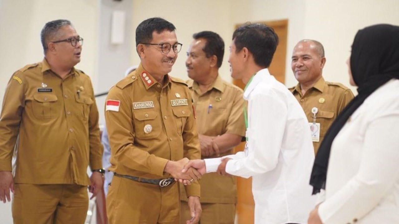 Bupati Solok Selatan Khairunas menyalami salah satu pelaku Industri Kecil Menengah (IKM) usai pembukaan sosialisasi standarisasi produk di hotel Pesona Alam Sangir, di Padang Aro, Selasa (ANTARA/Erik)