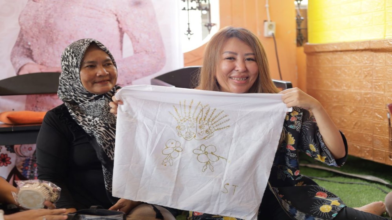 Anggota Komisi VI DPR RI dari Fraksi PDI Perjuangan Sondang Tampubolon berkolaborasi dengan Ikatan Wanita Pengusaha Indonesia (IWAPI) Jakarta Timur menggelar kegiatan 'Membatik Bersama', pada Selasa (9/5/2023). (Foto: Mario Sijabat)