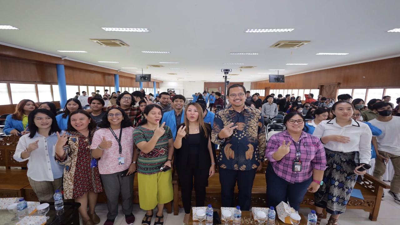 Anggota Komisi VI DPR RI dari Fraksi PDI Perjuangan, Sondang Tampubolon, S.T., M.M., bersama Dekan Fisipol Dr. Verdinand Robertus, S.Sos, M.Soc. Sc, Dr. Audra Jovani, MPS (Dosen Ilmu Politik UKI) moderator diskusi Definitif Kartini Mendrofa, M.IP (Dosen Ilmu Politik UKI) dan para mahasiswa usai diskusi tentang peran dan keterwakilan perempuan dalam politik bertema 'Membaca Representasi Politik Perempuan Pada Pemilu 2024' di Ruang Aula Lantai 3, Gedung AB, Universitas Kristen Indonesia, Jakarta pada Rabu (31/5/2023). Foto: Wira Ginting     