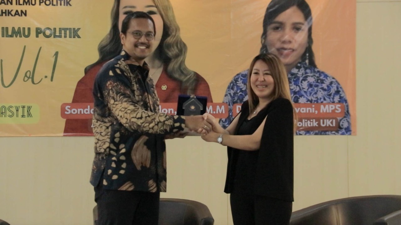 Anggota Komisi VI DPR RI dari Fraksi PDI Perjuangan, Sondang Tampubolon, S.T., M.M (kanan) menerima cenderamata dari Universitas Kristen Indonesia yang diserahkan oleh Dekan Fisipol Dr. Verdinand Robertus, S.Sos, M.Soc. Sc usai diskusi tentang peran dan keterwakilan perempuan dalam politik bertema 'Membaca Representasi Politik Perempuan Pada Pemilu 2024' di Ruang Aula Lantai 3, Gedung AB, Universitas Kristen Indonesia, Jakarta pada Rabu (31/5/2023). Foto: Wira Ginting
