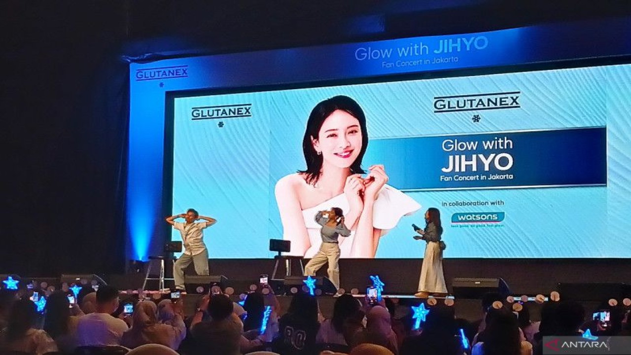 Aktris asal Korea Selatan, Song Ji Hyo (tengah), menari di atas panggung saat Fan Concert "Glow with Jihyo" yang digelar Glutanex dan Watsons di Kasablanka Hall, Mall Kota Kasablanka, Jakarta, Sabtu (27/5/2023) (ANTARA/Suci Nurhaliza)