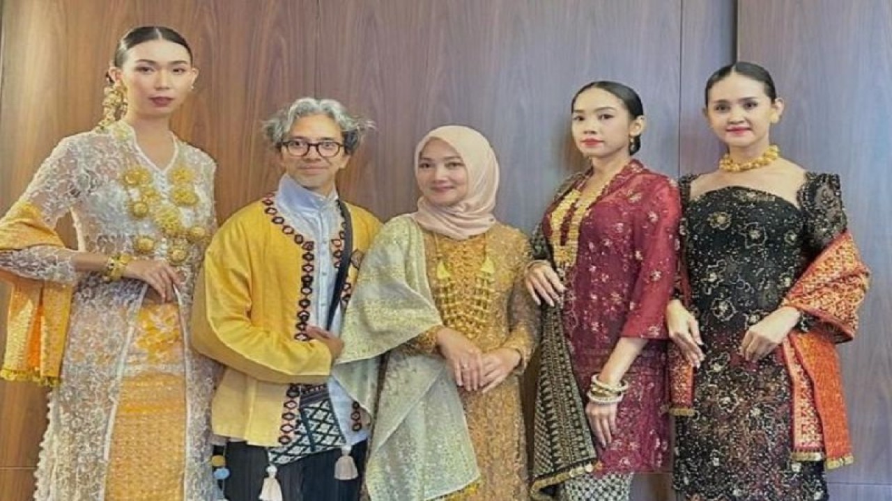 Ketua Dekranasda Aceh Ayu Marzuki, bersama para desainer saat mengenakan busana kebaya yang dipadukan songket khas Aceh Besar pada acara fashion show HUT ke-43 Dekranasda di Hotel Santika Dyandra Kota Medan, Selasa (ANTARA/HO)